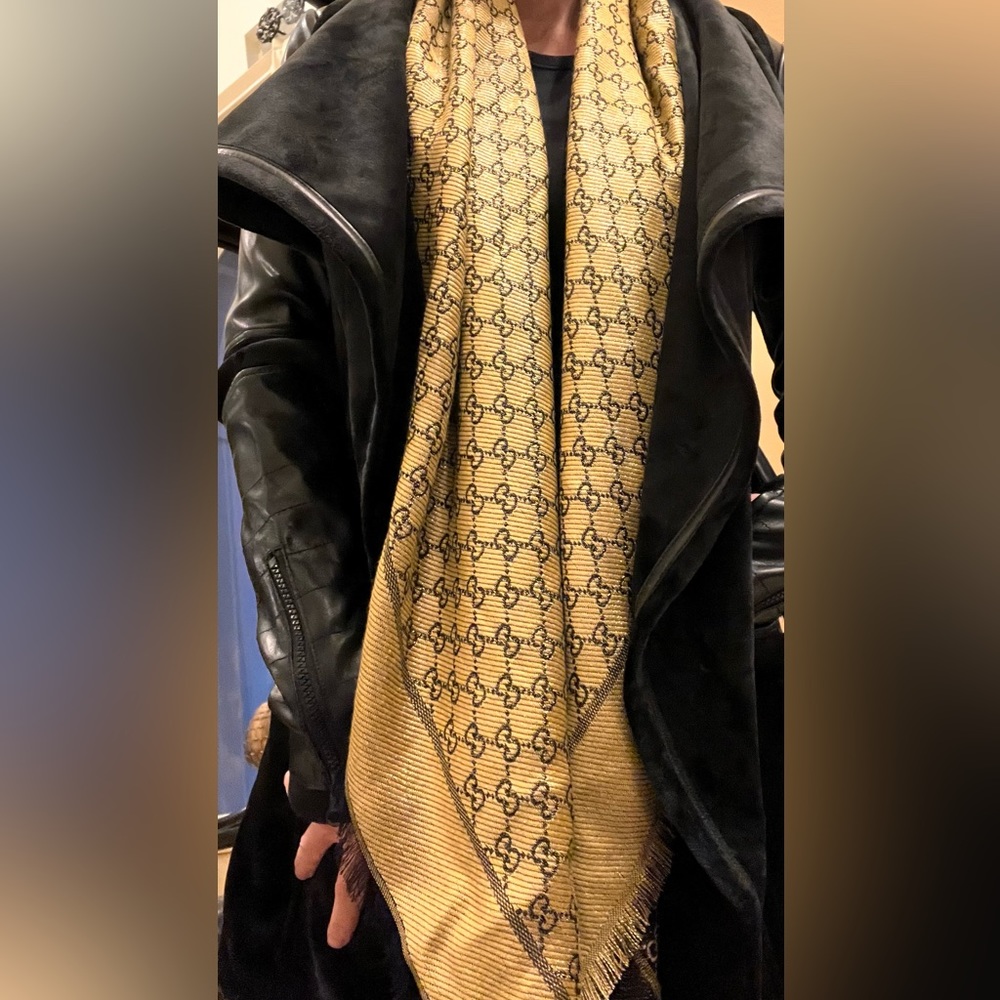 Brand new, authentic New Gucci Silk shawl/scarf - Picture 7 of 11